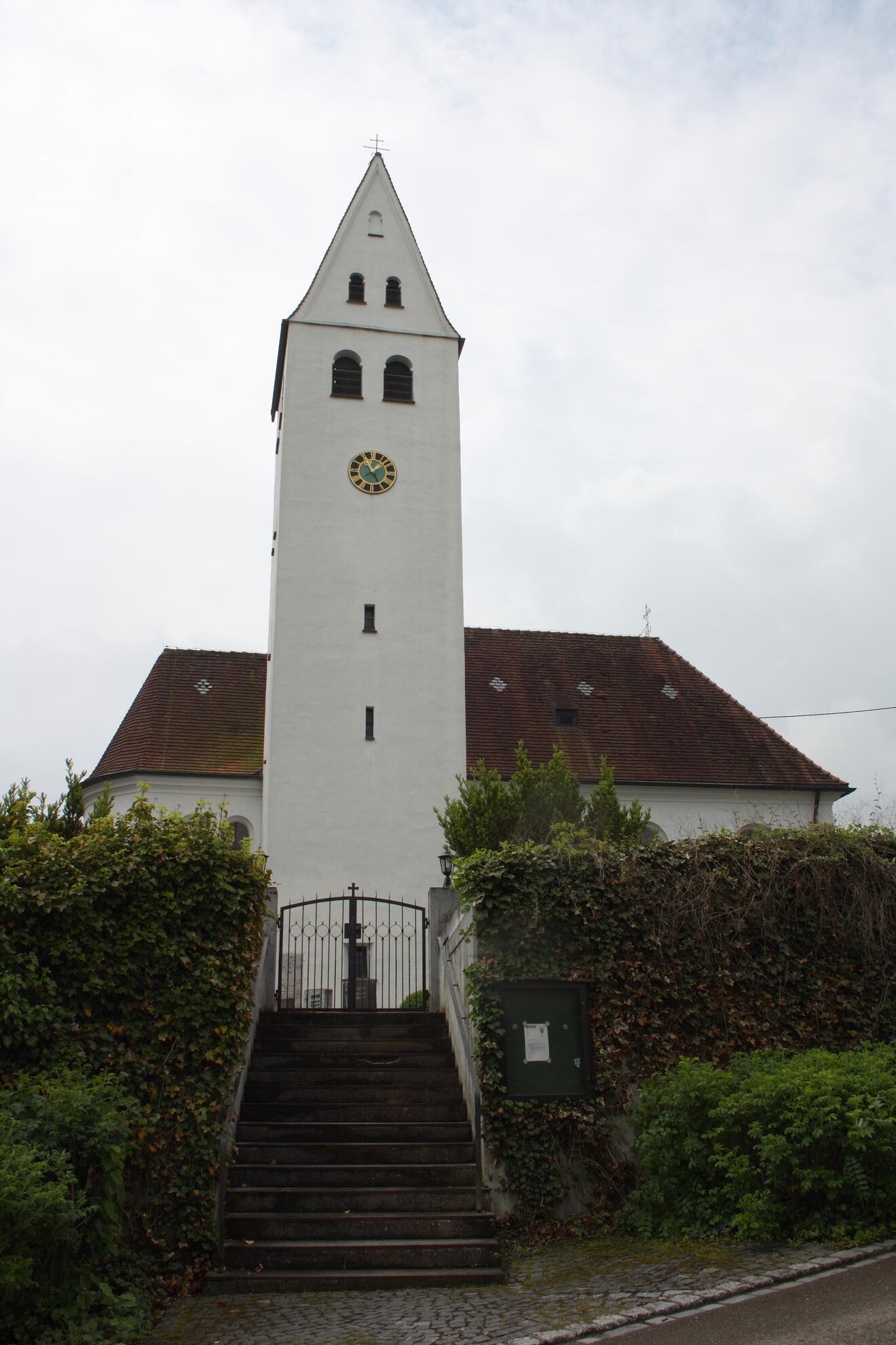 katholische Pfarrkirche St. Stephan in Altenbaindt, einem Ortsteil von Holzheim im Landkreis Dillingen an der Donau