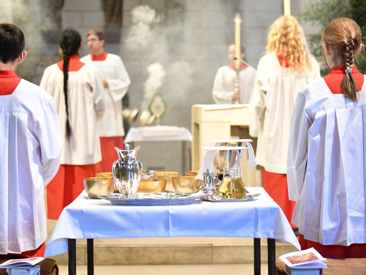 Auch feierliche Pontifikalämter an den Hochfesten werden von den Domministranten mit gestaltet. (Foto: Nicolas Schnall / pba)