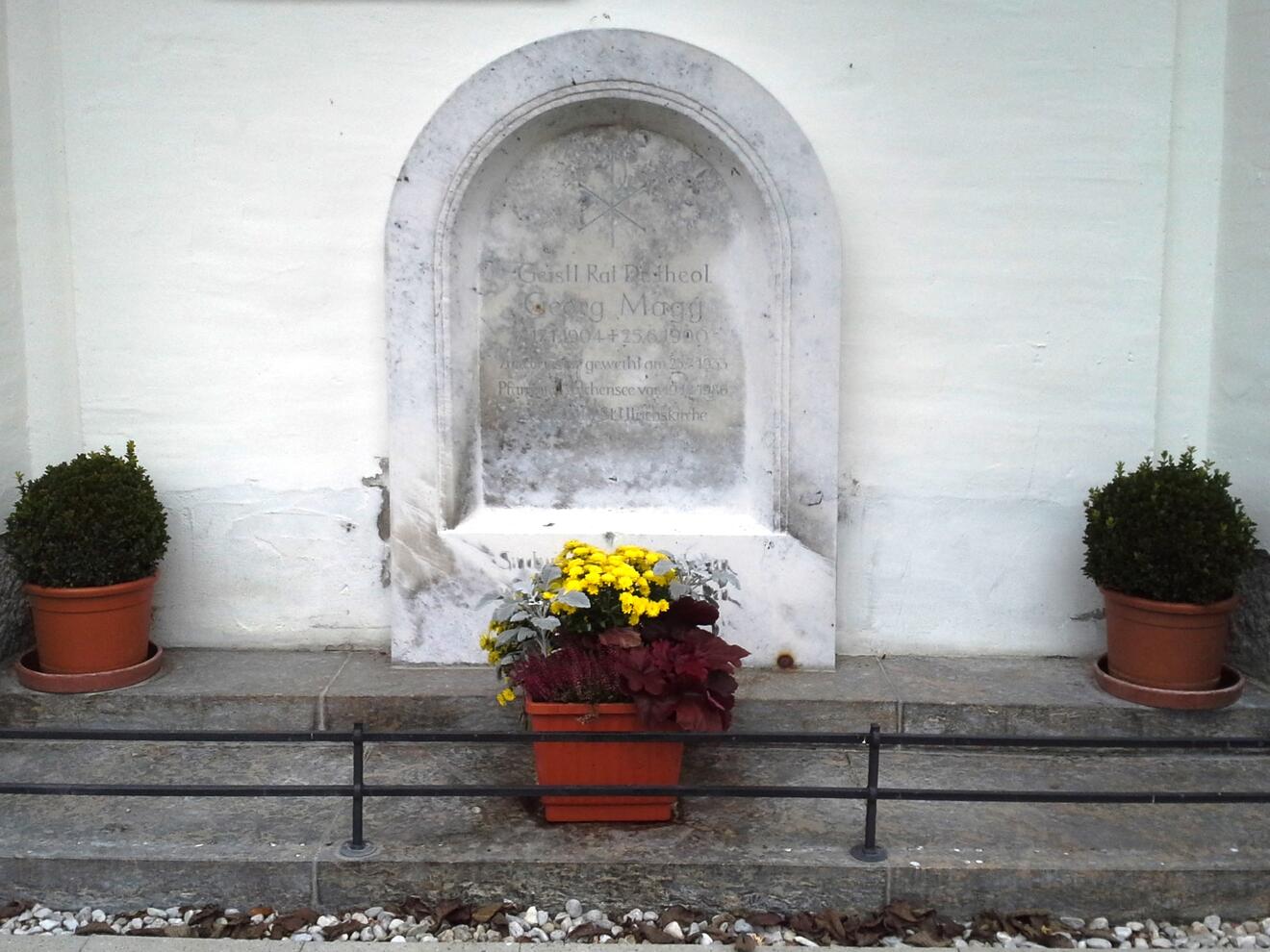<p>Grabmal Pfr. Dr. Georg Magg</p>
