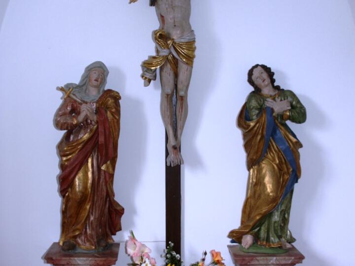 Die Kreuzigungsgruppe in der Arme-Seelen-Kapelle ist mit der Restaurierung der Johannes-Figur seit 18. Oktober 2015 wieder komplett. 