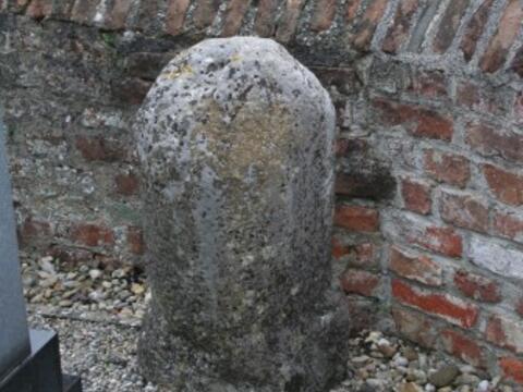 Im Friedhof ein Stein, Mehlsack genannt, an dem auch eine Sage haftet
